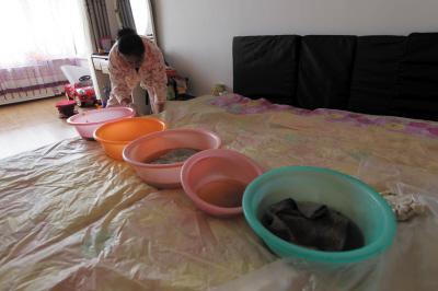威海楼上漏水，住户失联，小区没物管，业主维权难！律师来支招……